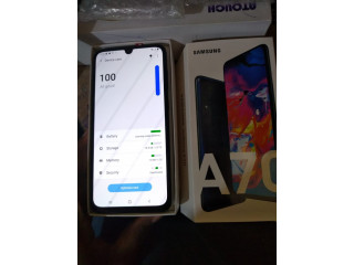 Téléphone Portable Samsung Galaxy A70 nan boîte Full accessoires disponibles.